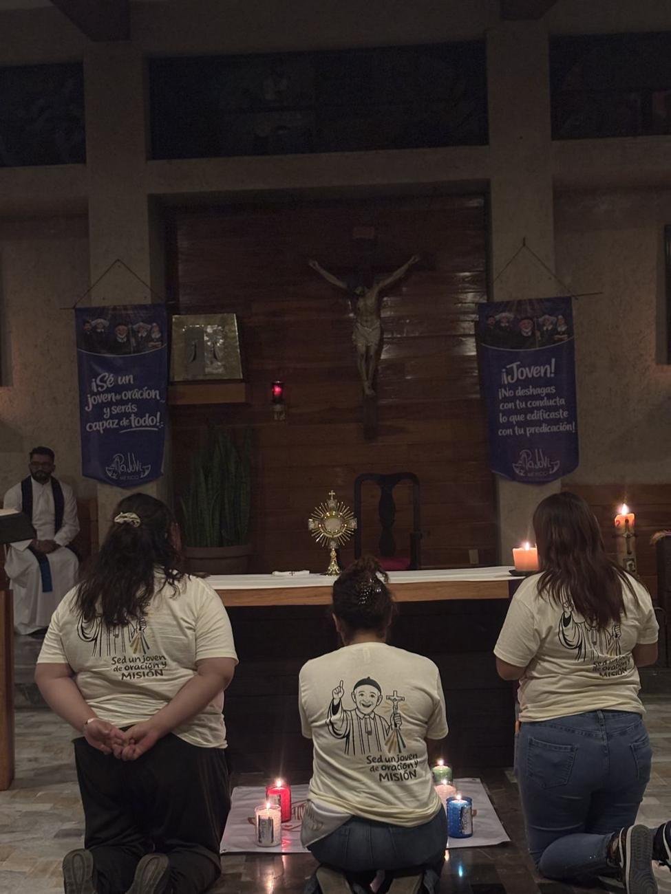 Jóvenes en oración durante la Hora Santa del encuentro nacional