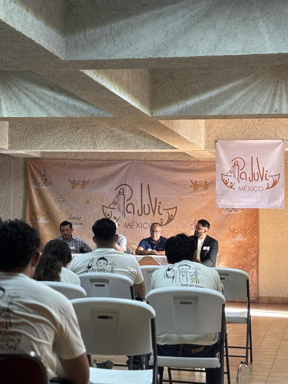 Asamblea de jóvenes durante el simposio