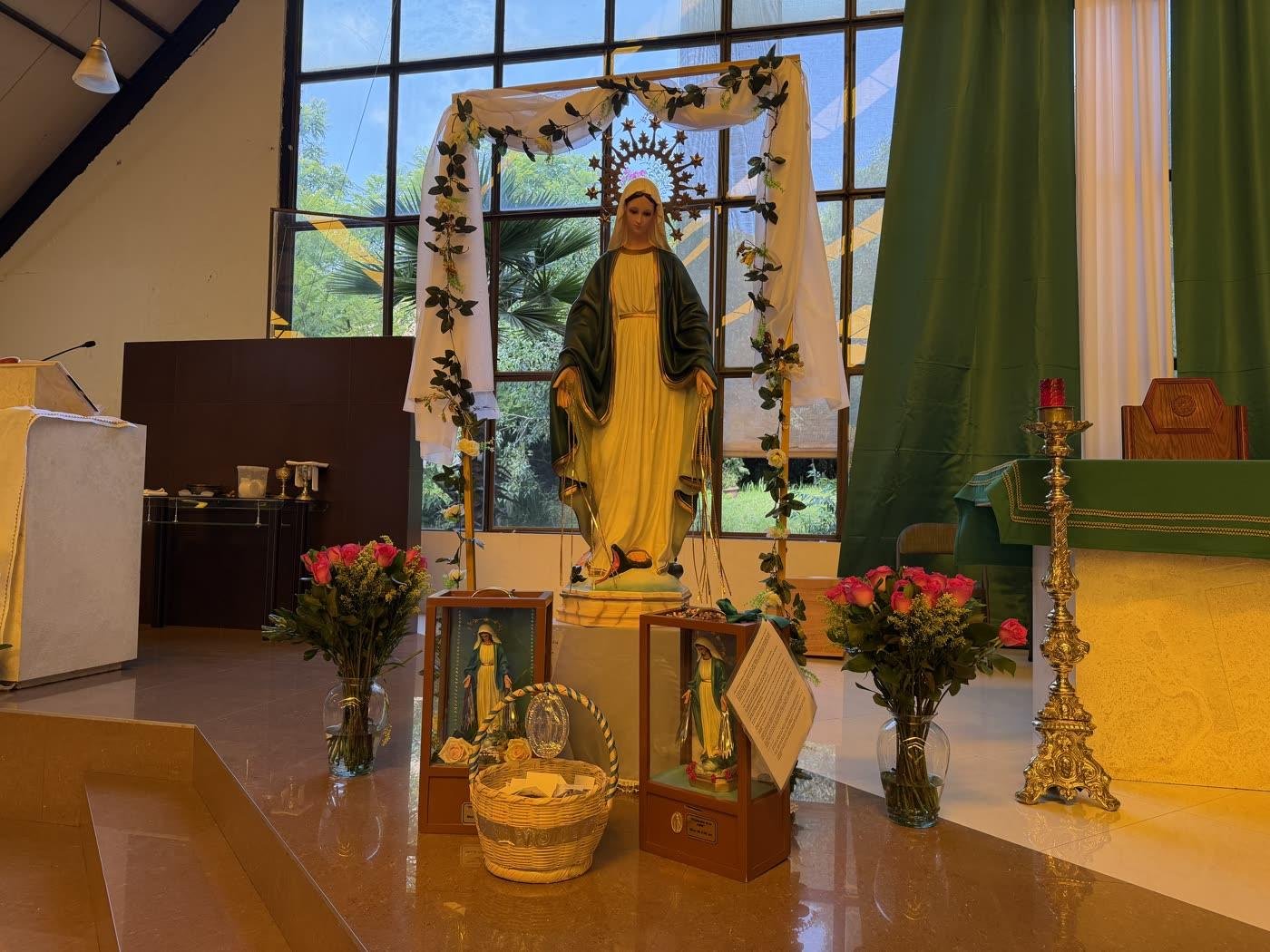 Altar de la Virgen de la Medalla Milagrosa en la Capilla