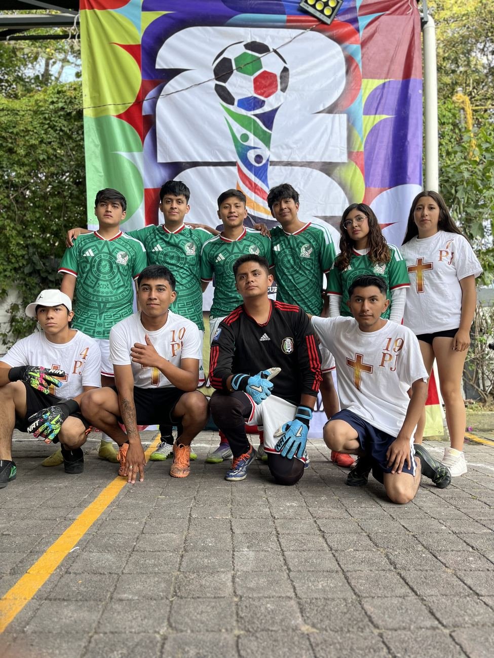 Equipo de la categoría juvenil frente al banner del torneo