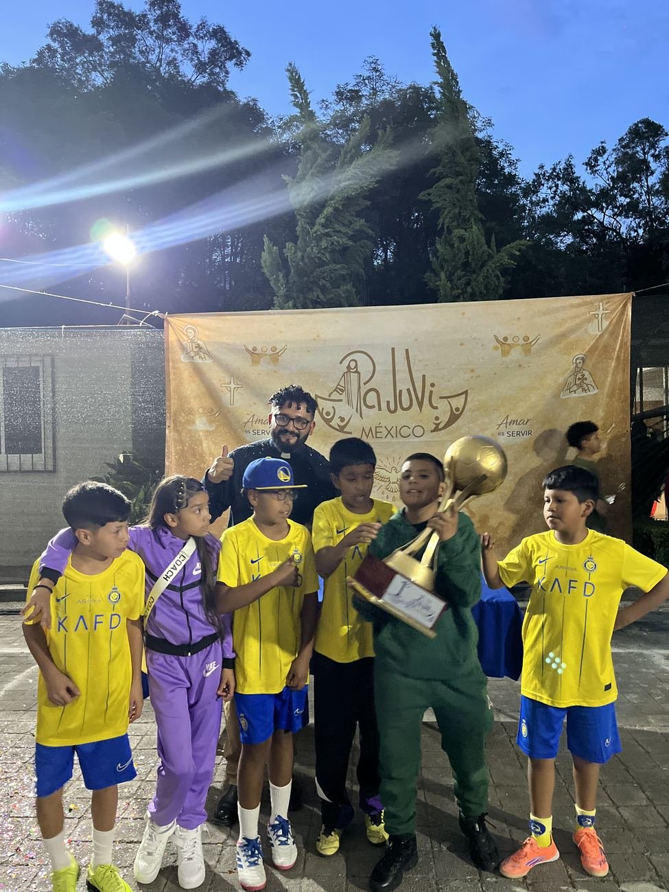 Equipo celebrando con su trofeo tras la premiación