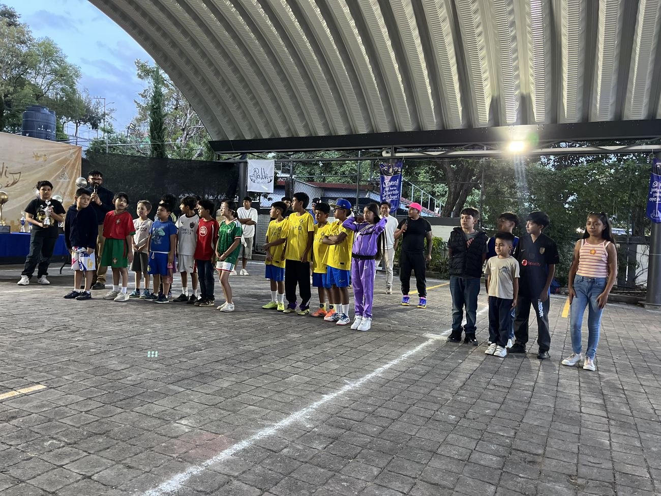 Equipos formados en la cancha antes del encuentro