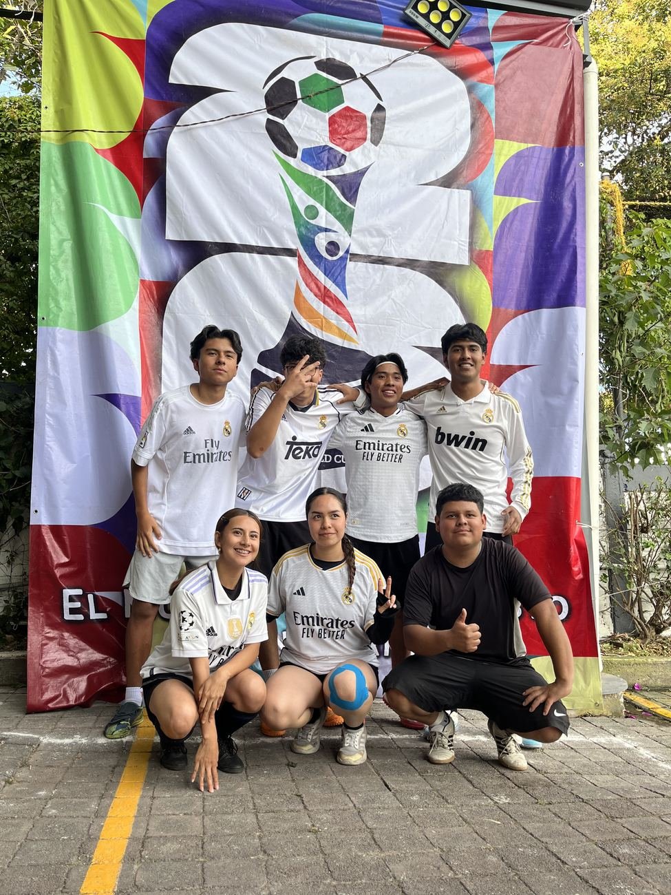 Equipo posando con las banderas del torneo