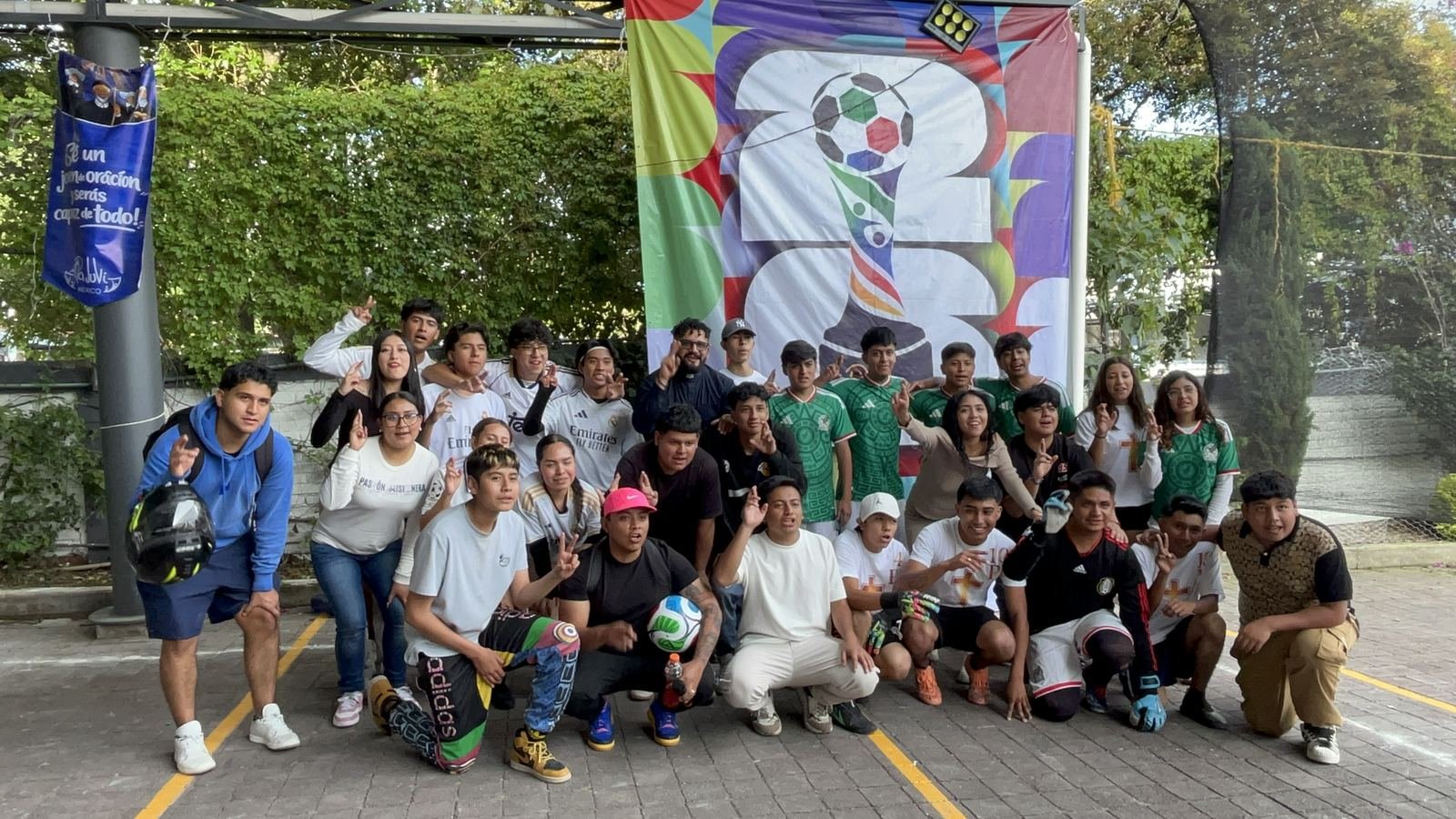 Todos los participantes, entrenadores y familias del torneo